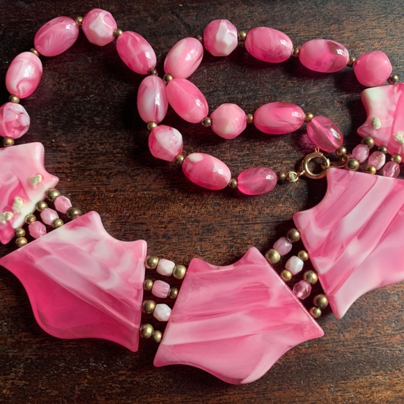 💖 Mid-Century Bubble Gum Pink Swirl Lucite Necklace - Pink 60s Lucite Necklace - Picture 8 of 9